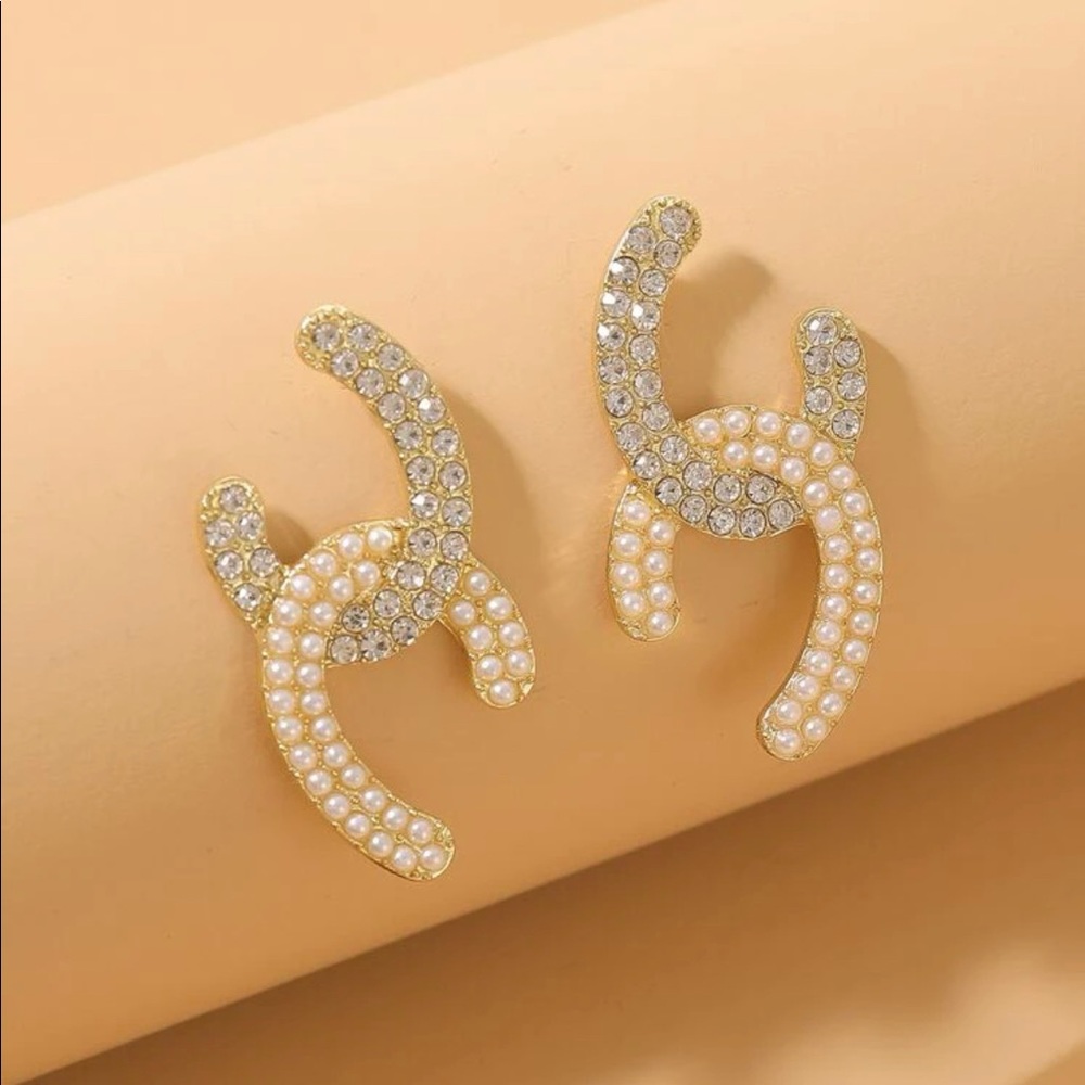 SOLD🌹Elegant Faux Pearl Stud Earrings - Picture 2 of 4